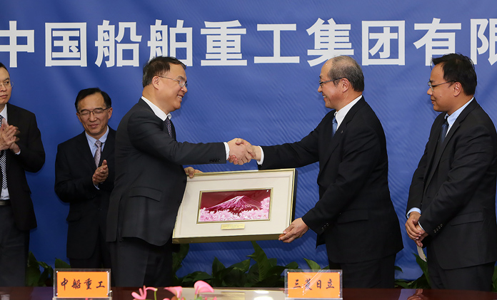 Akimasa Muyama, Vice President of MHPS and He Jiwu, Vice President of CSIC shaking hands at signing ceremony