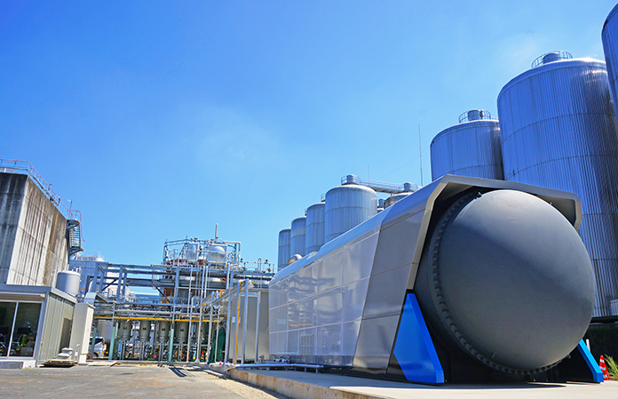 Facility at the Asahi Breweries Ibaraki Brewery (Left rear: Brewery wastewater treatment facility; Center: Biogas refining equipment; Right front: SOFC)